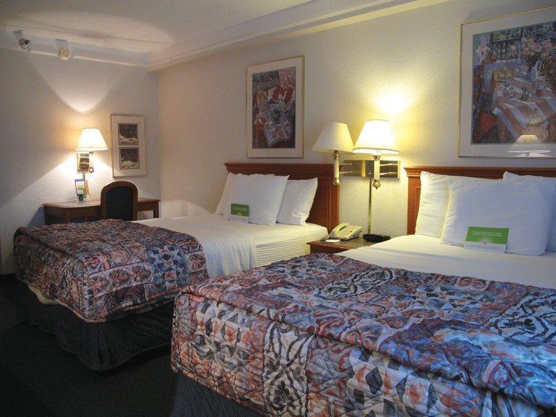 Super 8 By Wyndham Savannah Bilik gambar